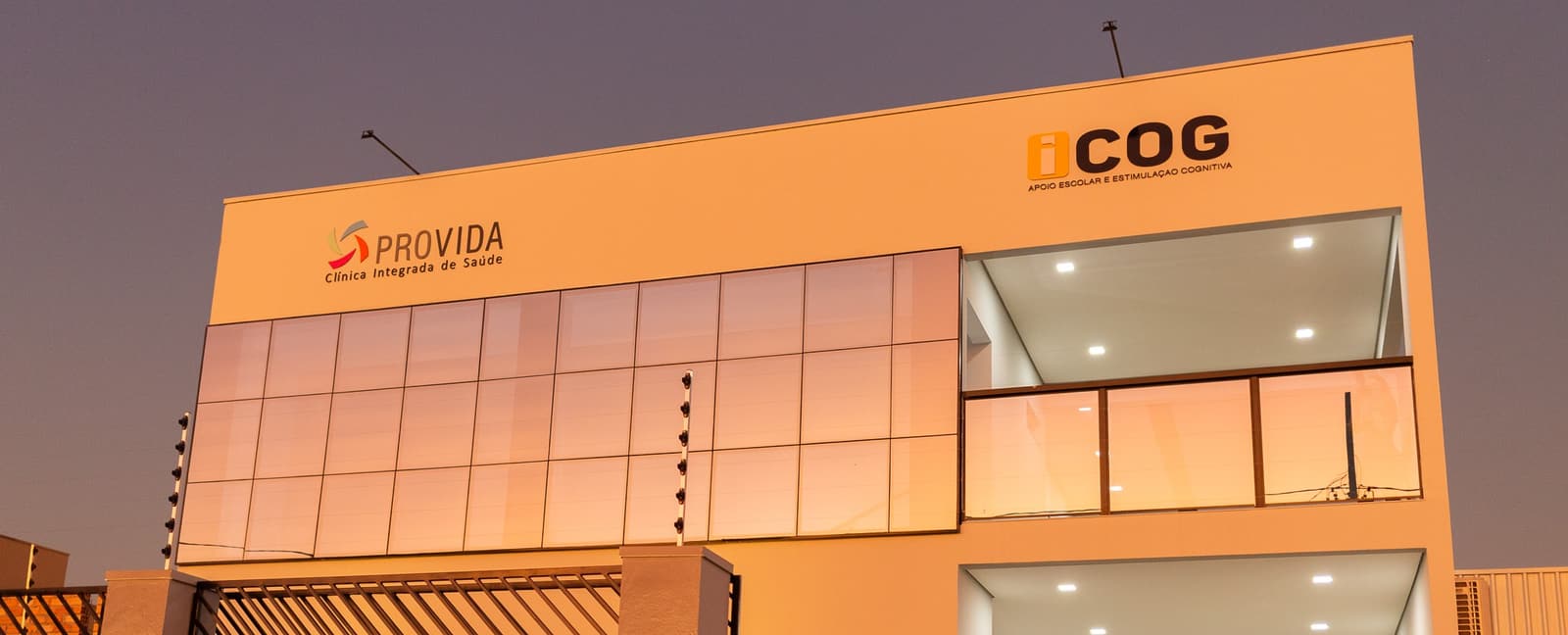 Prédio da Clínica PROVIDA, com fachada de vidro