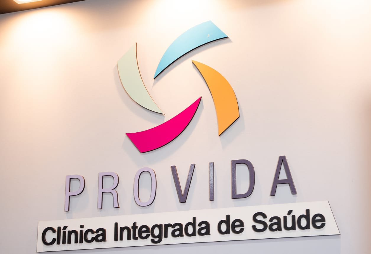 Logo da PROVIDA – Clínica Integrada de Saúde iluminado na parede da recepção